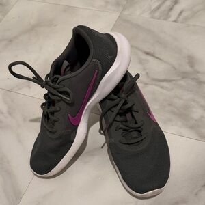 Nike Women's Black and Pink Sneakers